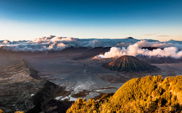 великолепная гора бромо вулкан пейзаж - semeru стоковые фото и изображения