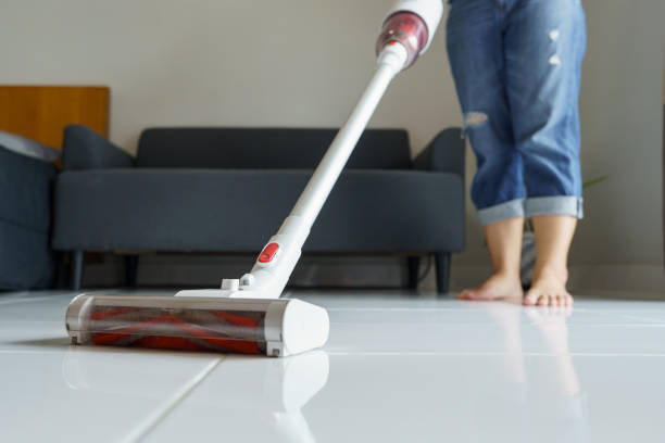 Maid cleaning the house, mop the floor, vacuum using a handheld vacuum cleaner. Eliminate germs and viruses Prevent infection from touching the concept of cleaning the house, housework Maid cleaning the house, mop the floor, vacuum using a handheld vacuum cleaner. Eliminate germs and viruses Prevent infection from touching the concept of cleaning the house, housework electric mop stock pictures, royalty-free photos & images