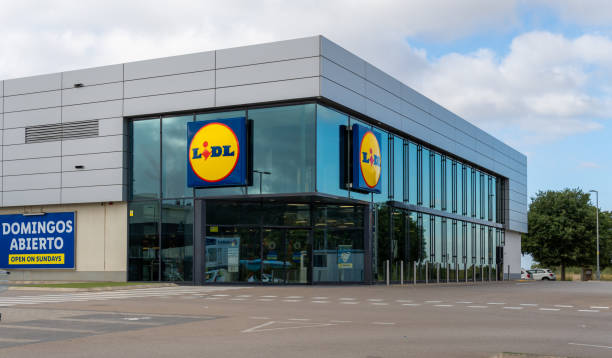 Main facade of a supermarket of Lidl supermarket chain Felanitx, Spain; june 10 2022: Main facade of a supermarket of the international Lidl supermarket chain, closed at dawn lidl stock pictures, royalty-free photos & images
