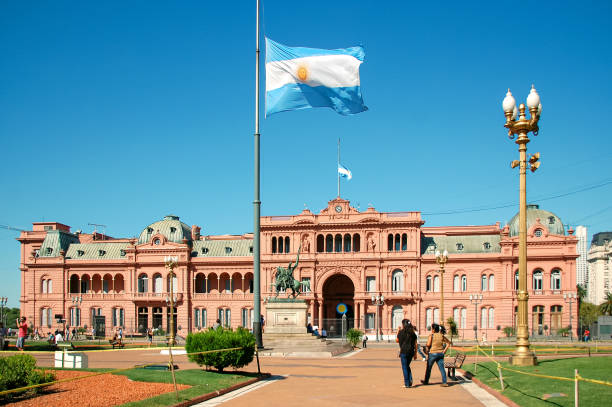 main facade of casa rosada or the government house in buenos aires - argentina palacio do govern imagens e fotografias de stock