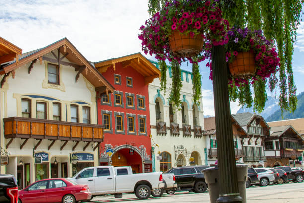 Main Street in Leavenworth, WA Leavenworth is a Bavarian-styled village in the Cascade Mountains, in central Washington State. cascade range stock pictures, royalty-free photos & images