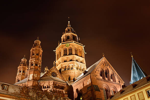 mainz cathedral (mainzer dom) illuminated on a cold winter's night - sainz stok fotoğraflar ve resimler