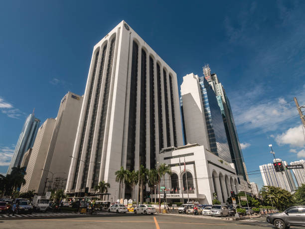 макати, манила, филиппины - здание pacific star и другие офисные небоскребы на пересечении буэндии и макати-авеню. - buendia стоковые фото и изображения
