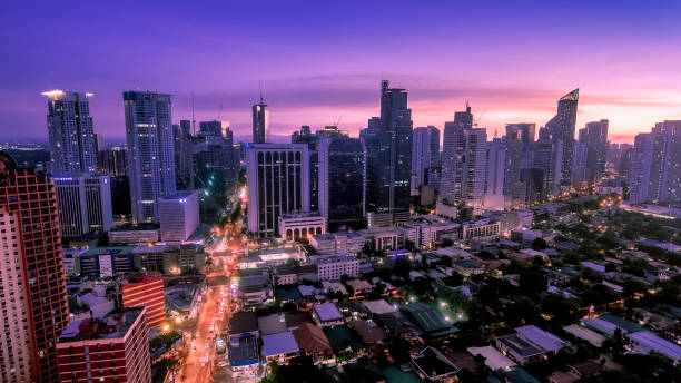makati skyline o zachodzie słońca. pejzaż miejski makati, metro manila, filipiny. widok na salcedo village district i bel air - buendia zdjęcia i obrazy z banku zdjęć
