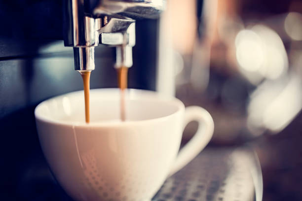 maken van koffie - espresso stockfoto's en -beelden