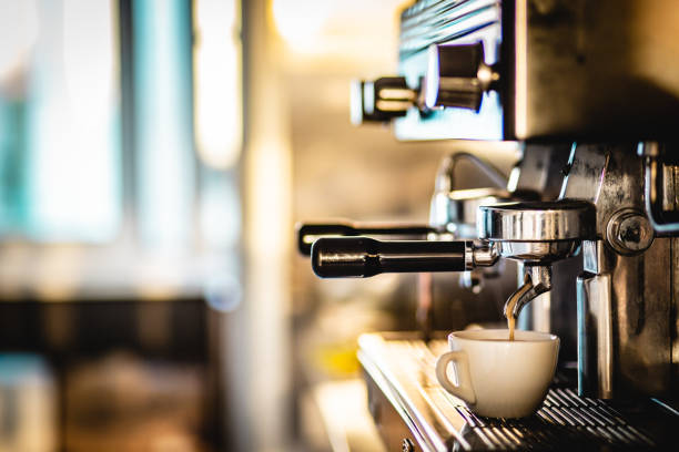 kaffee mit espressomaschine zubereiten - espresso stock-fotos und bilder