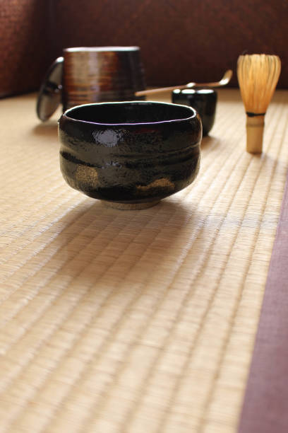 抹茶と竹泡で抹茶を作る - 茶室 ストックフォトと画像
