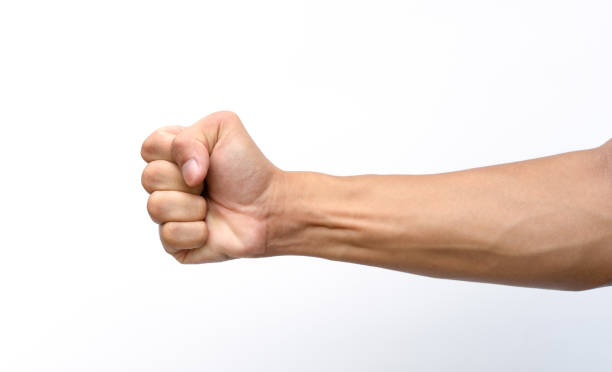 血静脈を持つ男性の握りこぶしは、クリッピングパスを持つ白い背景に分離された強さを表しています。 - 拳 ストックフォトと画像