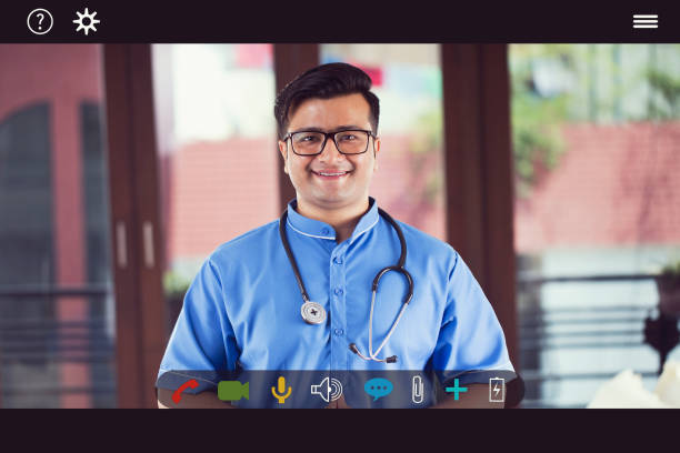 médicos masculinos en videoconferencia - nurse talking to camera fotografías e imágenes de stock