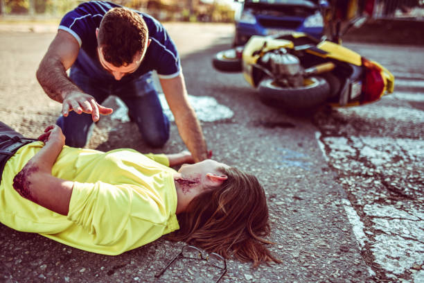 mannelijke bestuurder die voorwaarde controleert van vrouw die in autoongeval wordt verwond - fixing car pain stockfoto's en -beelden