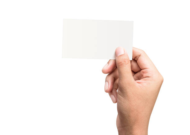 männliche hand hält eine leere visitenkarte auf einem rein weißen hintergrund für text oder design. leere kreditkartenvorlagen für den kontakt oder die verwendung in unternehmen. ( clipping-pfad ) - grußkarte stock-fotos und bilder