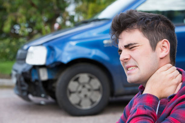 mannelijke automobilist whiplash lijden na auto-ongeluk - fixing car pain stockfoto's en -beelden