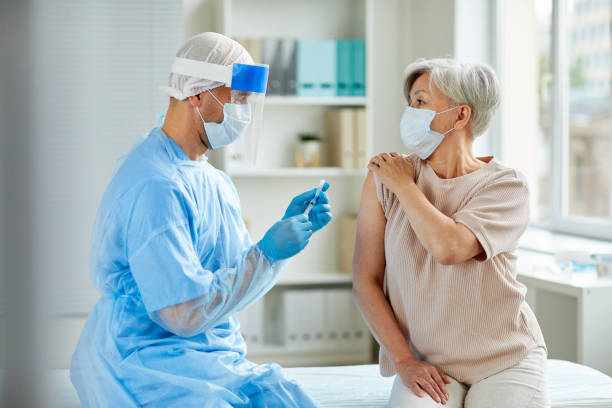 männliche krankenschwester vorbereitung injektion - corona virus fotos stock-fotos und bilder