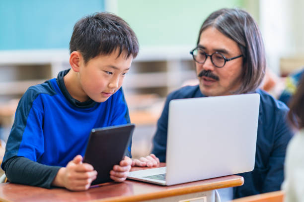 mannelijke leraar onderwijstechnologie in de lagere school in de klas - alleen japans stockfoto's en -beelden