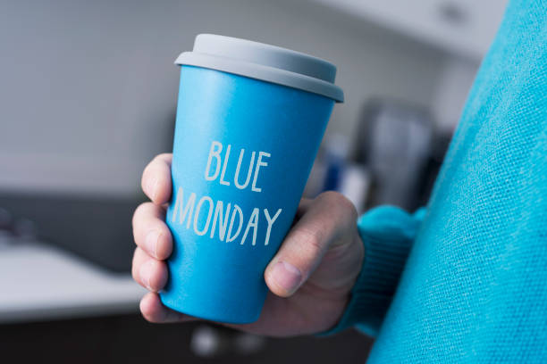 człowiek i filiżanka kawy z tekstem niebieski poniedziałek - blue monday zdjęcia i obrazy z banku zdjęć