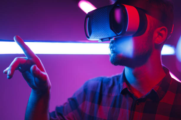 auswählen von optionen in der virtuellen realität mann - vr brille stock-fotos und bilder