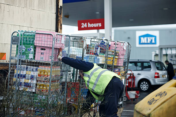 man delivering water and soft drinks - soda supermarket stockfoto's en -beelden