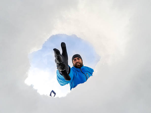 любительская видео съемка человек наслаждаться отверстие в снегу вид изнутри - avalanche стоковые фото и изображения