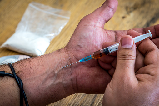 ✓ Imagen de Hombres drogadictos inyectando heroína en su brazo Fotografía  de Stock
