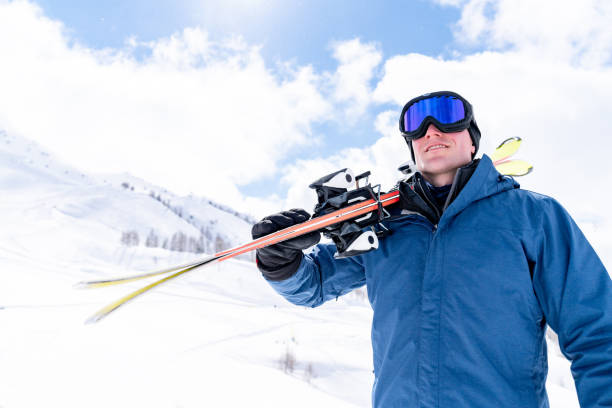 man genieten van skiën in de bergen - posing with ski stockfoto's en -beelden