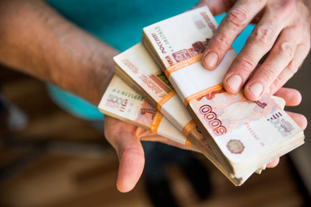 남자가 돈을 주고, 러시아 루블 은행권, 어두운 사무실-에 그의 책상 위에 뇌물과 부패 concept.russian 루블 지폐. 남자의 손에서 은행권의 금융 theme.stack - 러시아 루블 뉴스 사진 이미지