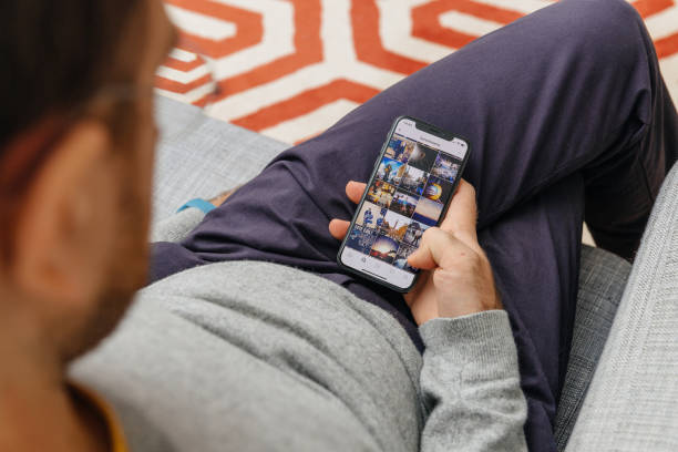 新しいアップル iphone x 10 バラク・オバマ instagram の写真を保持している男 - instagram ストックフォトと画像