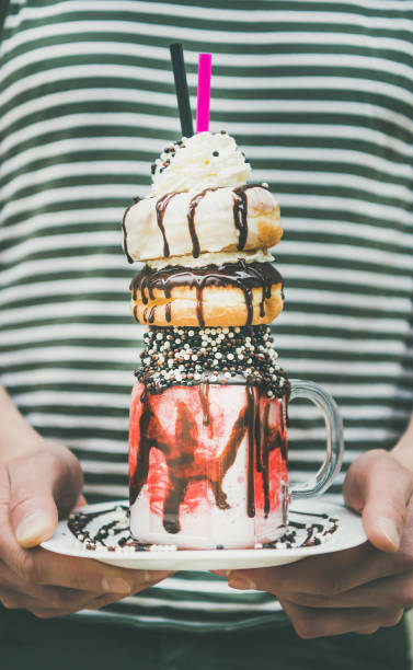 man met koude aardbei donut freakshake in mason jar - freakshake fruit stockfoto's en -beelden