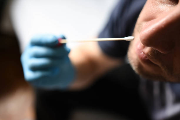코로나바이러스 covid-19에 대한 자체 검사 자체 검사 및 의료 튜브를 들고 있는 남자, 가정이나 사무실에서 자체 검사를 받기 전에 - at home covid test 뉴스 사진 이미지