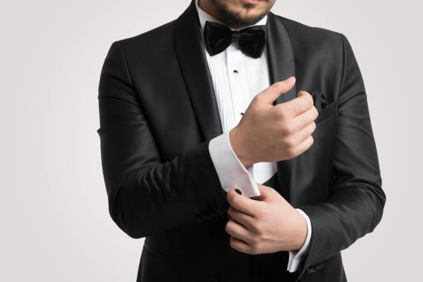 man in smoking dragen manchetknopen - smoking stockfoto's en -beelden