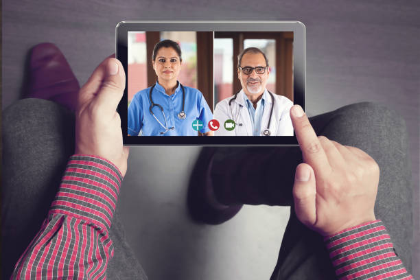 hombre en videoconferencia con el médico - nurse talking to camera fotografías e imágenes de stock