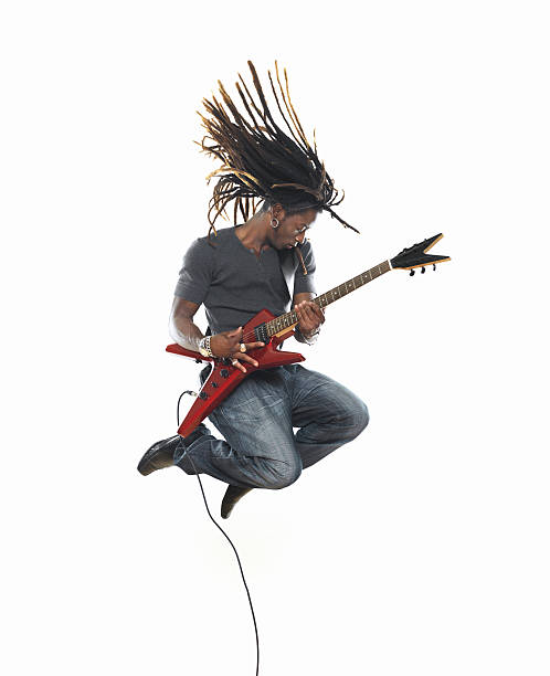 mann spielt e-gitarre und springen - musiker stock-fotos und bilder
