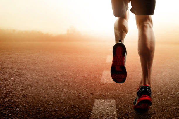 mann läuft - rennen körperliche aktivität stock-fotos und bilder