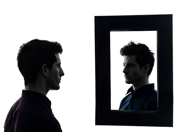 homme devant sa silhouette de miroir - homme miroir photos et images de collection