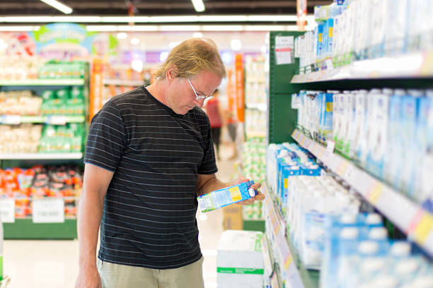 man to buy bottles of water. - soda supermarket stockfoto's en -beelden