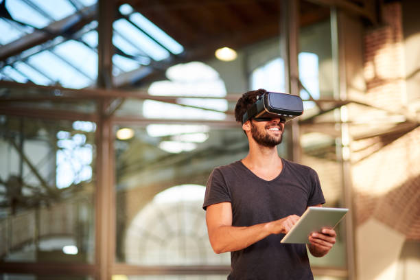 man met behulp van virtual reality simulator headset - virtual reality stockfoto's en -beelden