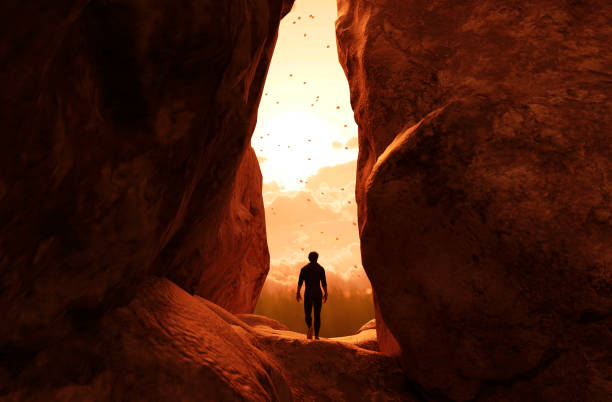 빛과 출구는 동굴을 산책 하는 남자 - 모험 뉴스 사진 이미지