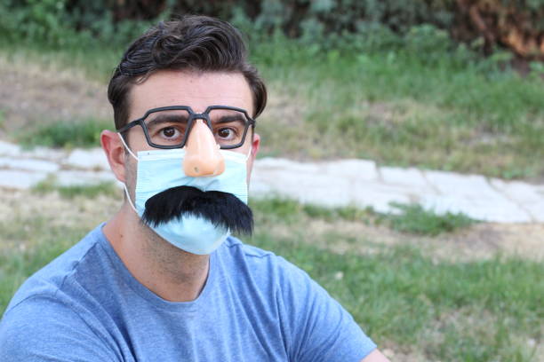 homem usando nariz falso, óculos, bigode e epi - máscara covid - fotografias e filmes do acervo