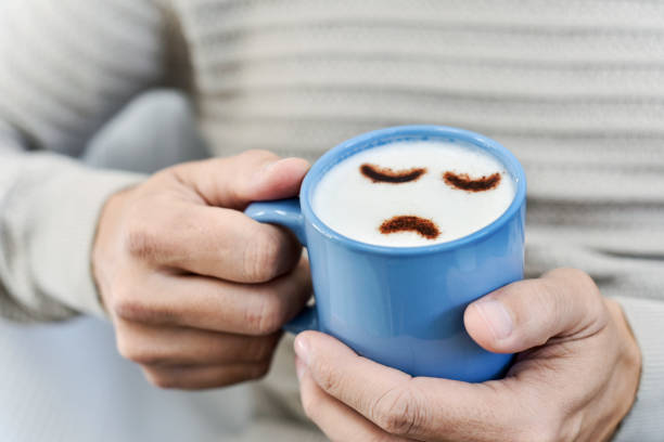 człowiek z filiżanką cappuccino ze smutną twarzą - blue monday zdjęcia i obrazy z banku zdjęć