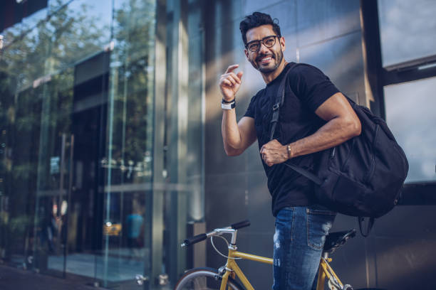 mann mit dem fahrrad in die stadt - urban lifestyle stock-fotos und bilder
