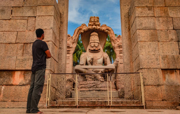 man getuige bij narasimha lakshmi tempel hampi antieke stenen kunst close-up schot - hampi stockfoto's en -beelden