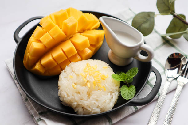 xoài và gạo nếp với nước cốt dừa ở bên cạnh - món tráng miệng thái lan ở góc nhìn cận cảnh - mango sticky rice hình ảnh sẵn có, bức ảnh & hình ảnh trả phí bản quyền một lần