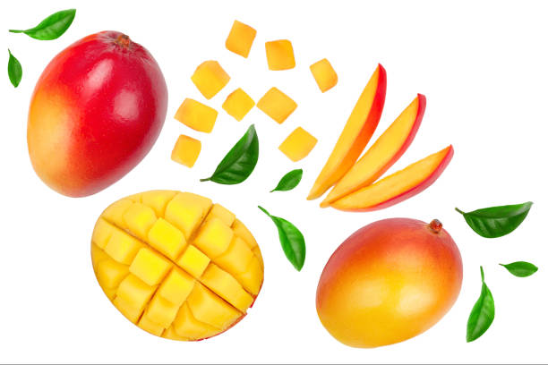 mango-frucht und die hälfte mit scheiben isoliert auf weißem hintergrund. ansicht von oben. flache verlegung - mango stock-fotos und bilder