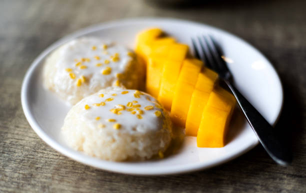 mango sticky rice thais aziatisch dessert - kleverig stockfoto's en -beelden
