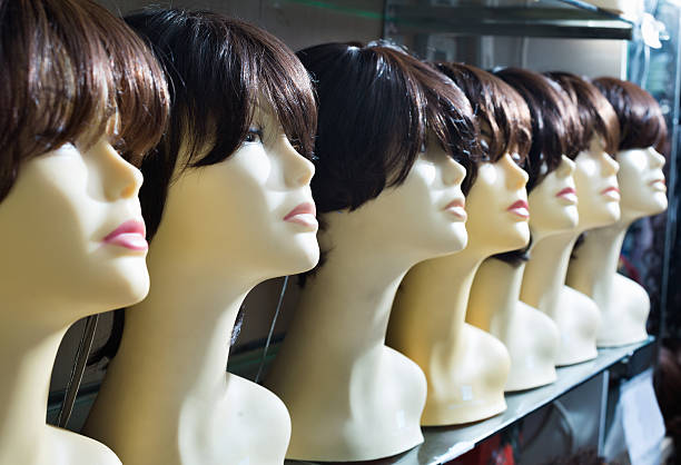 maniquíes con pelucas de pelo castaño y estilo brunet en los estantes - peluca fotografías e imágenes de stock