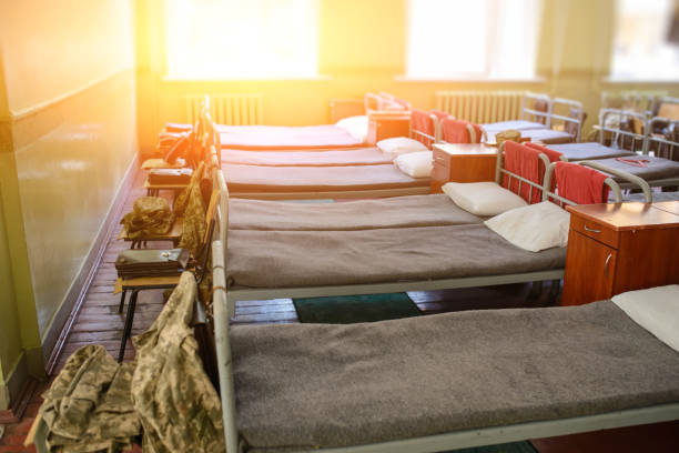 de nombreux lits de la caserne militaire de l’ukraine - camouflage ukraine photos et images de collection