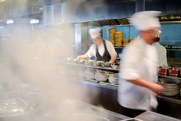 viele beschäftigt köchen bei der arbeit in der küche-xxxl - asiatischer koch stock-fotos und bilder