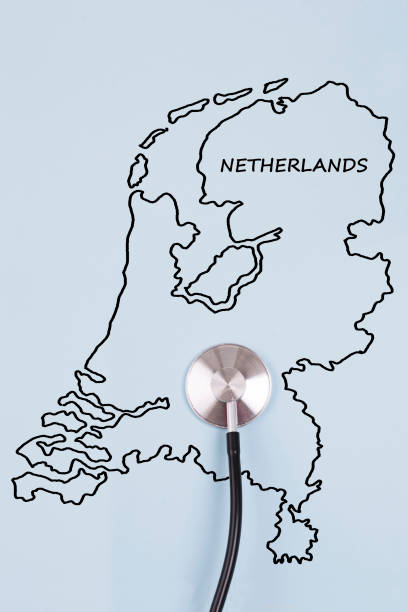 kaart van nederland met stethoscoop - coronatest netherlands stockfoto's en -beelden