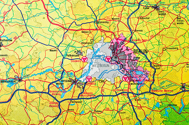 map showing east and west berlin - beskrivande f��rg bildbanksfoton och bilder