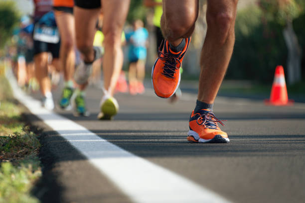 marathon laufen - rennen körperliche aktivität stock-fotos und bilder
