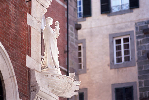 대리석 황후상 있는 타운 (루카, 이탈리아) - madonna 뉴스 사진 이미지